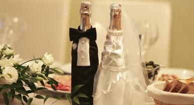egy pohár pezsgő díszítése egy esküvőre